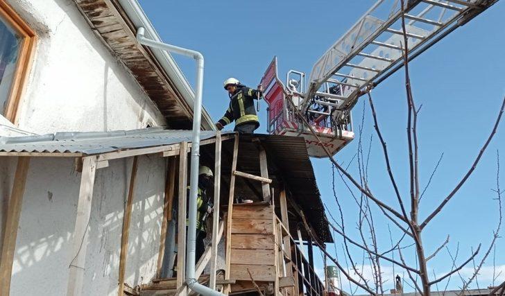 Yangını söndürmek isterken merdivenden düşerek yaralandı G2