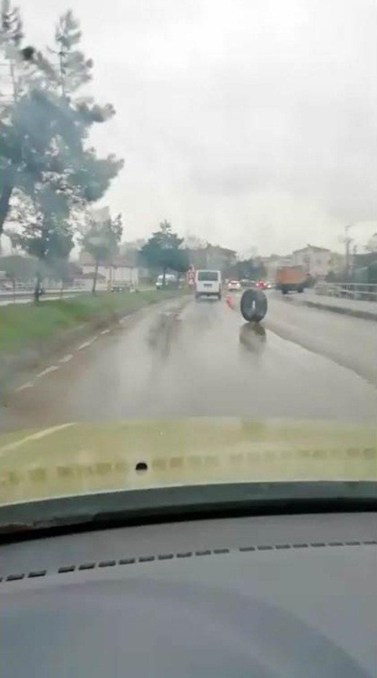 Kamyondan fırlayan lastik tehlike sa&ccedil;tı