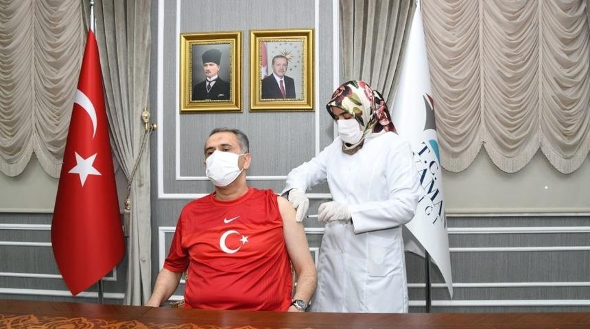 Adıyaman Valisi ilk doz aşıyı yaptırdı