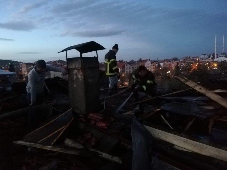 Uşak’ta korkutan çatı yangını Uşak Haberleri
