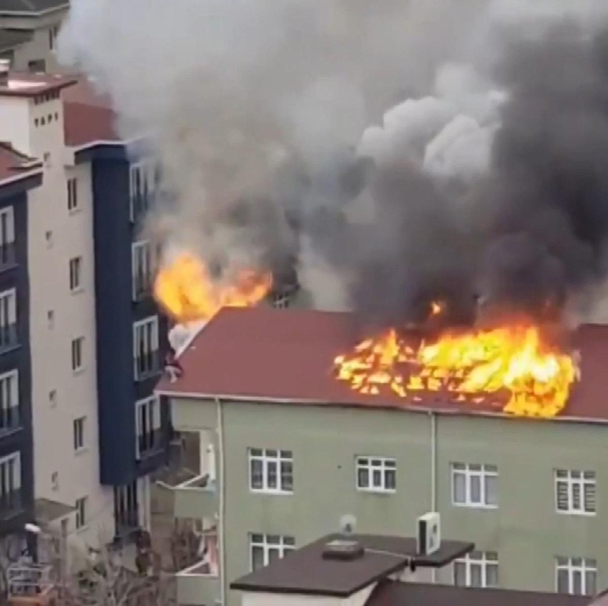 Yangında mahsur kalan vatandaşı vin&ccedil; sahibi komşusu kurtardı