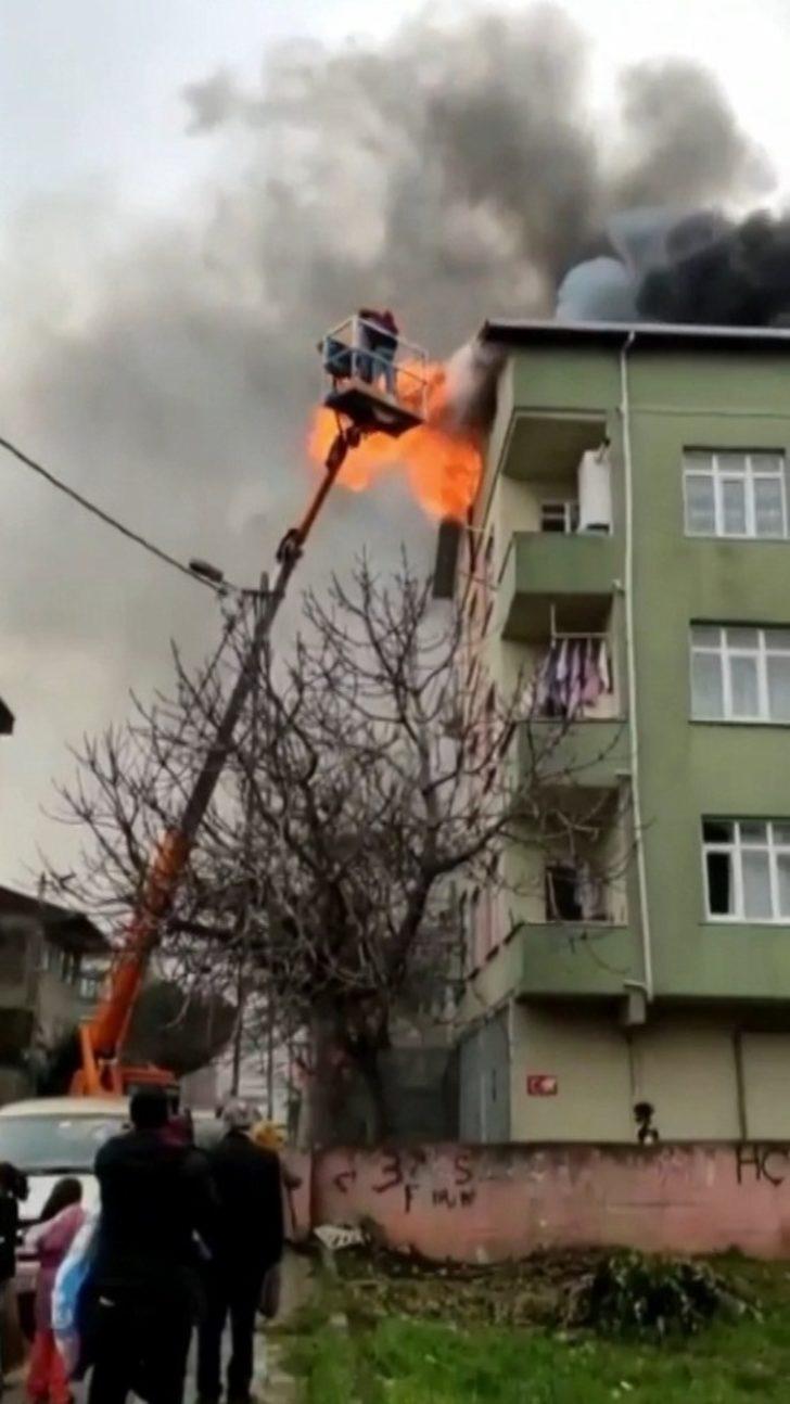 Yangında mahsur kalan vatandaşı vinç sahibi komşusu kurtardı G4