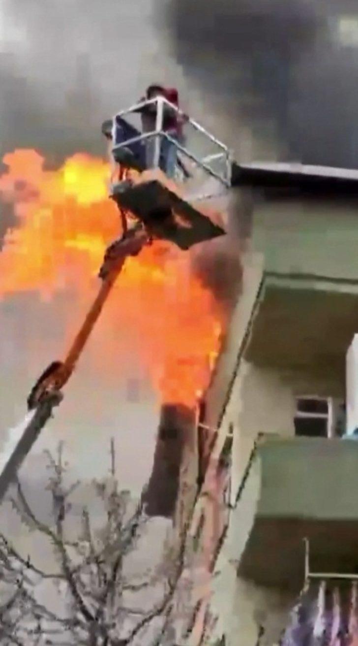Yangında mahsur kalan vatandaşı vinç sahibi komşusu kurtardı G5