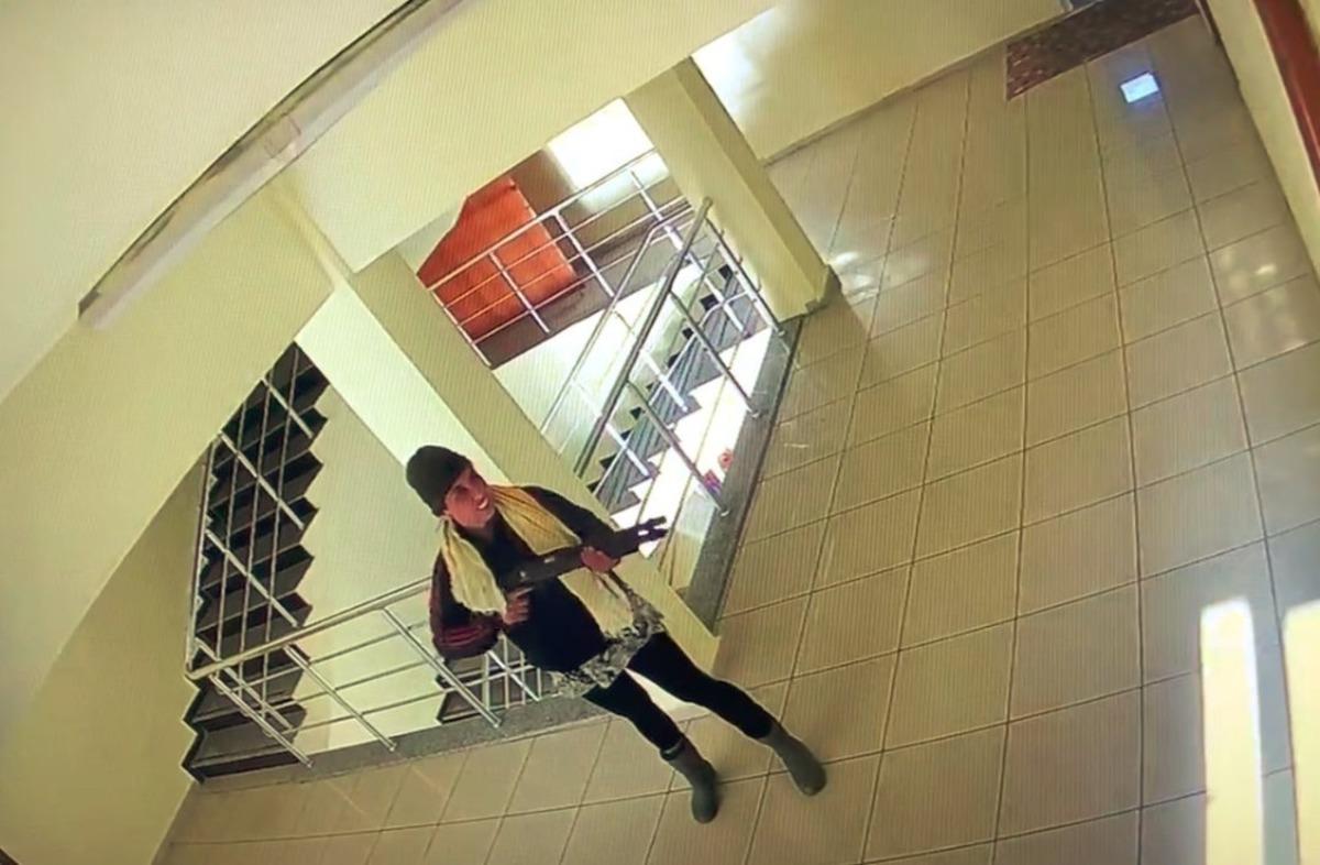 Ka&ccedil;ak kul&uuml;besi yıkılan kadın pompalı t&uuml;fekle dehşet sa&ccedil;tı: 1&rsquo;i zabıta 3 yaralı