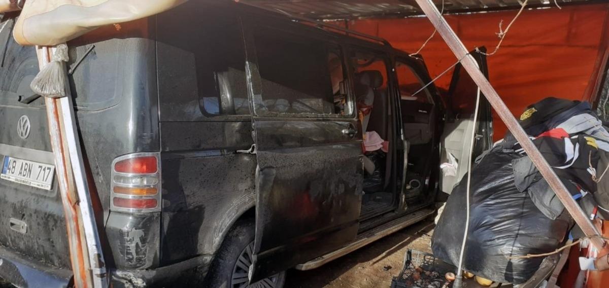 Minib&uuml;s ile kamyonet &ccedil;arpıştı 4 yaralı
