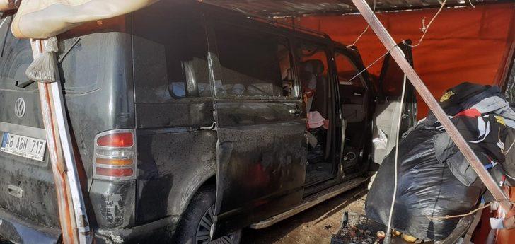 Minibüs ile kamyonet çarpıştı 4 yaralı G1