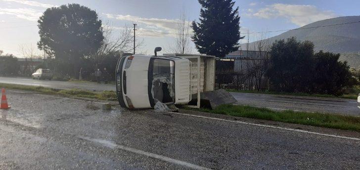 Minibüs ile kamyonet çarpıştı 4 yaralı G2