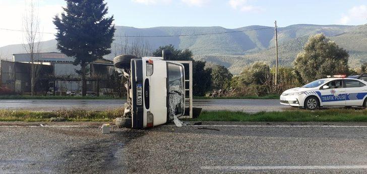 Minibüs ile kamyonet çarpıştı 4 yaralı G3