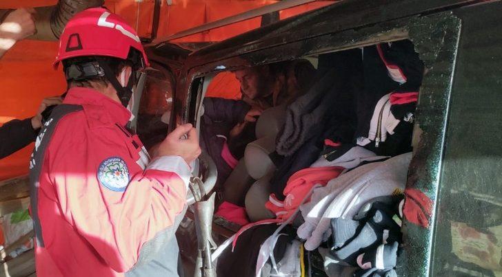 Minibüs ile kamyonet çarpıştı 4 yaralı G4