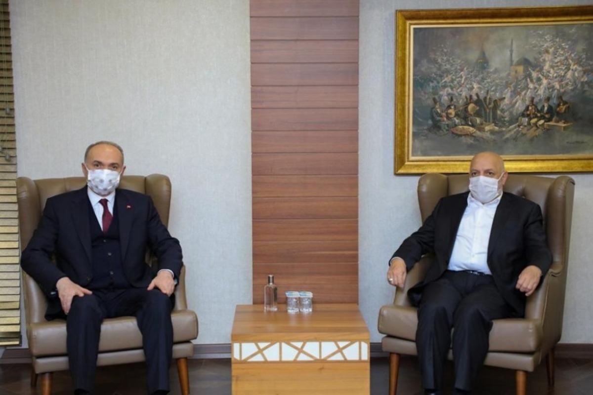 Başkan &Ouml;zl&uuml; adına 100 fidan bağışlandı