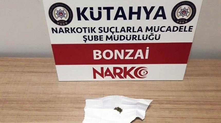 K&uuml;tahya&rsquo;da ş&uuml;pheli şahsın &uuml;zerinde uyuşturucu &ccedil;ıktı