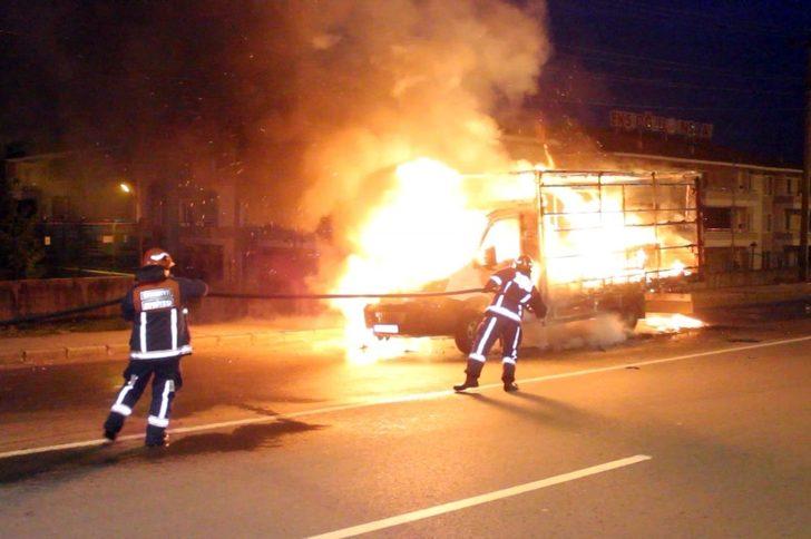 Seyir halindeki kamyonet alev alev yandı G1