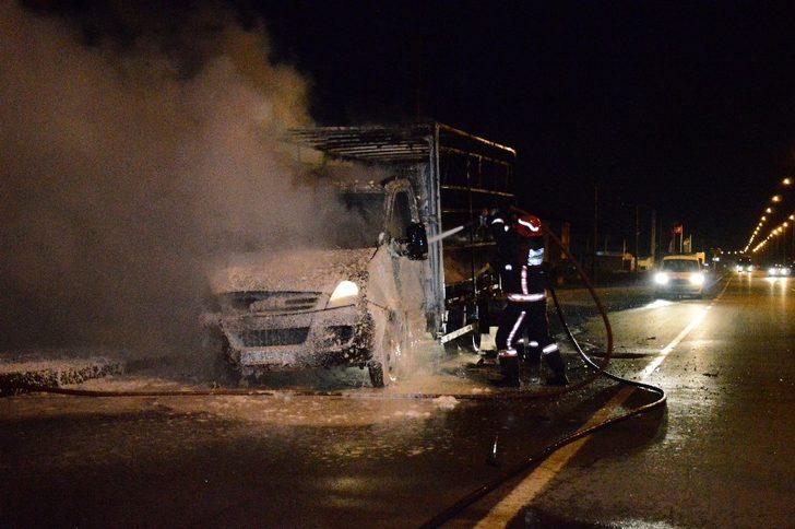 Seyir halindeki kamyonet alev alev yandı G4