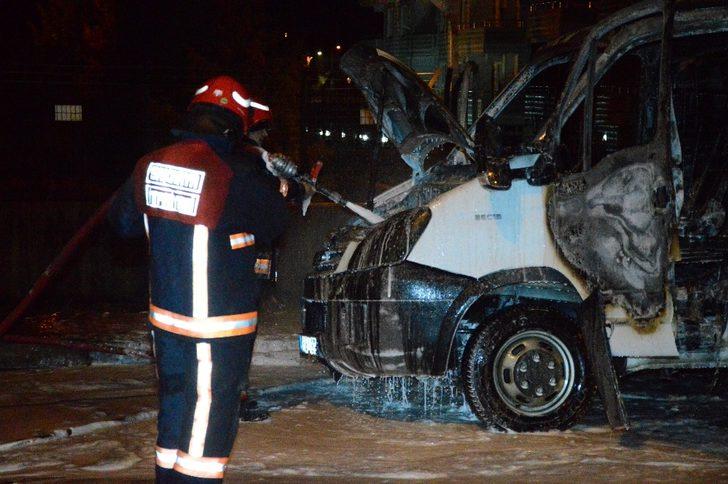 Seyir halindeki kamyonet alev alev yandı G5