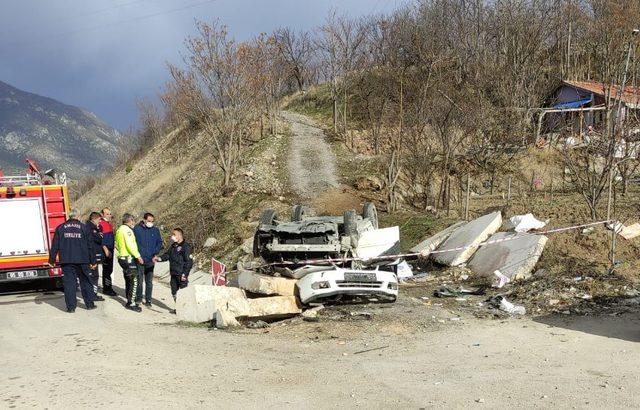 Kontrolden çıkan otomobil yol kenarındaki mermer bloğa çarptı