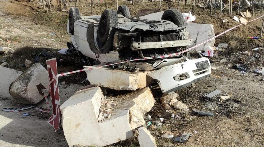 Kontrolden &ccedil;ıkan otomobil yol kenarındaki mermer bloğa &ccedil;arptı