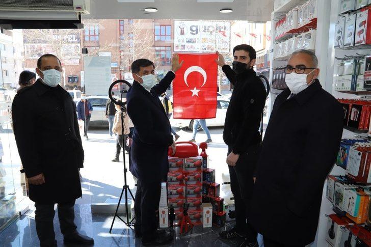 Belediyeden esnafa bayrak hediyesi G1