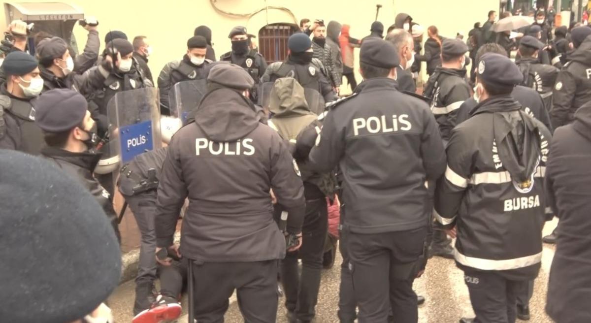 Bursa&rsquo;da izinsiz g&ouml;steriye g&ouml;zaltı