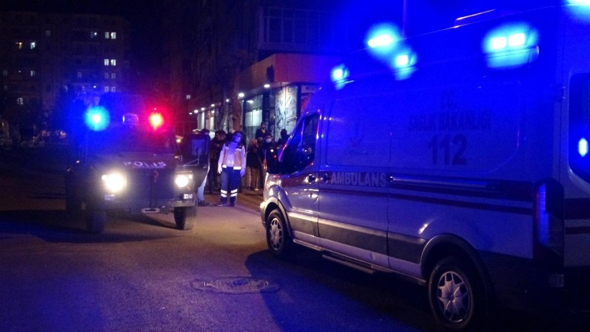 Kısıtlama saatinde marketi bı&ccedil;akla bastılar: 3 yaralı