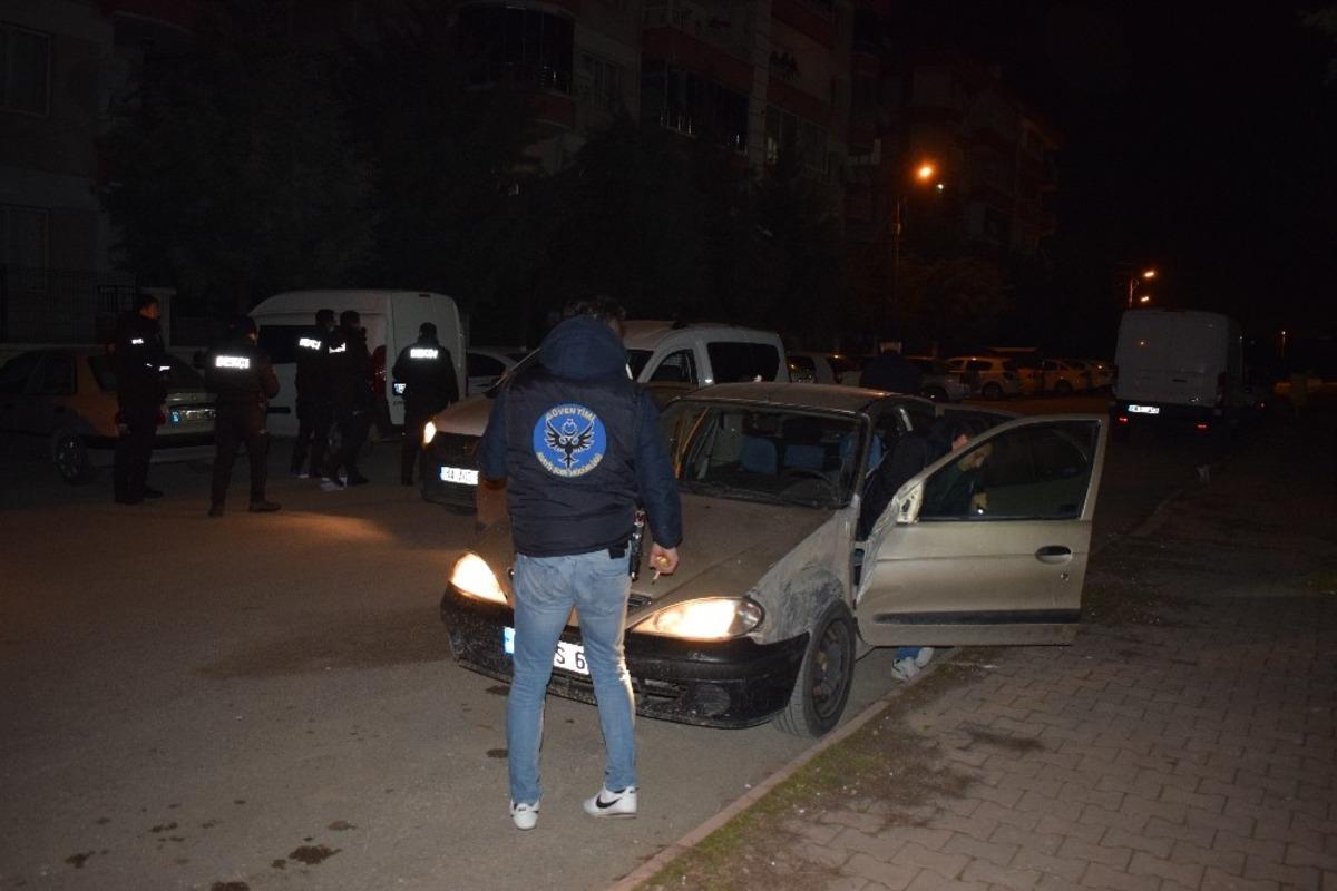 Polisin &rsquo;dur&rsquo; ihtarına uymayan s&uuml;r&uuml;c&uuml; otomobili bırakıp ka&ccedil;tı