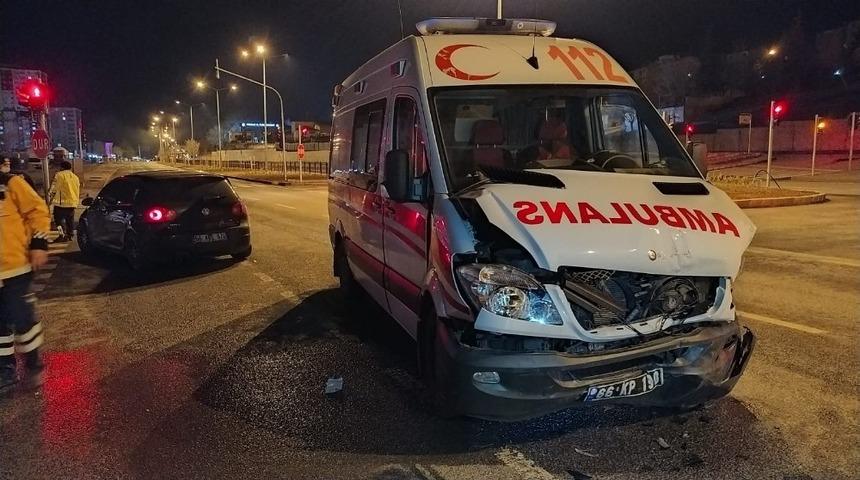 Hamile kadın kaza yapan ambulansta doğum yaptı