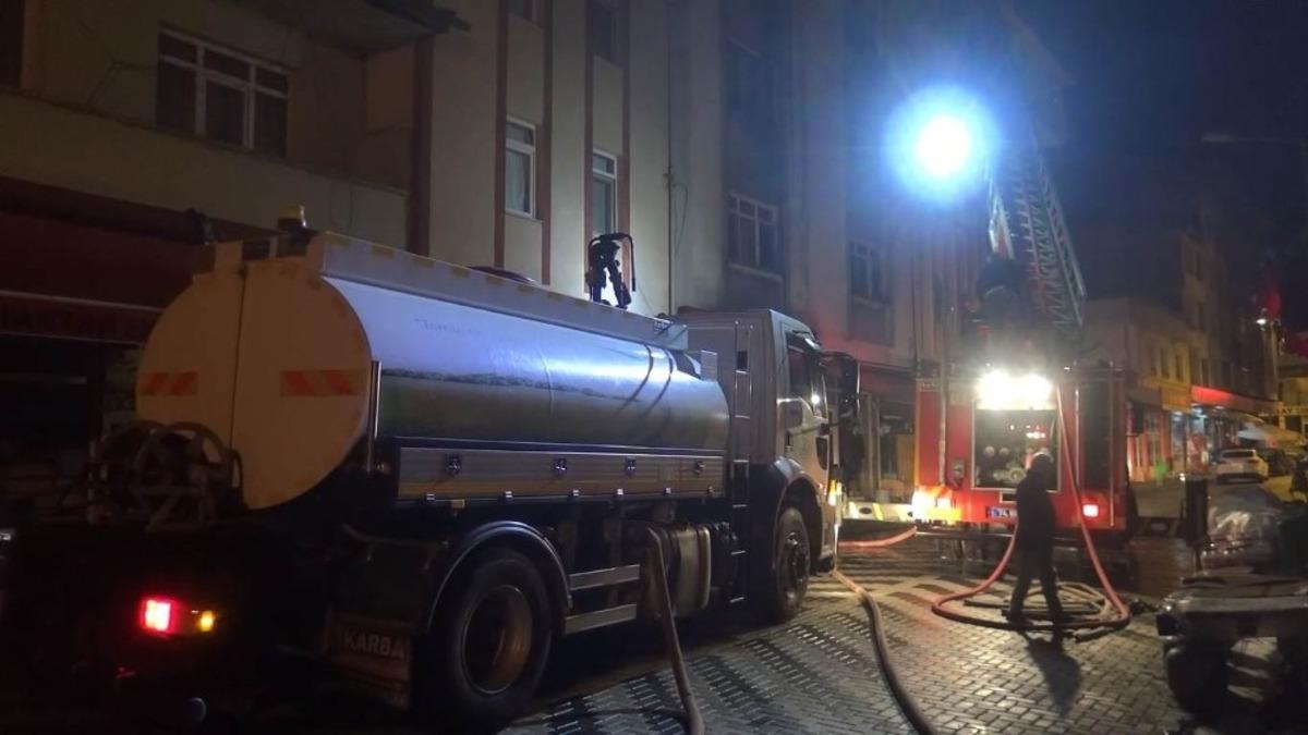 5 katlı binanın &ccedil;atısı alev alev yandı