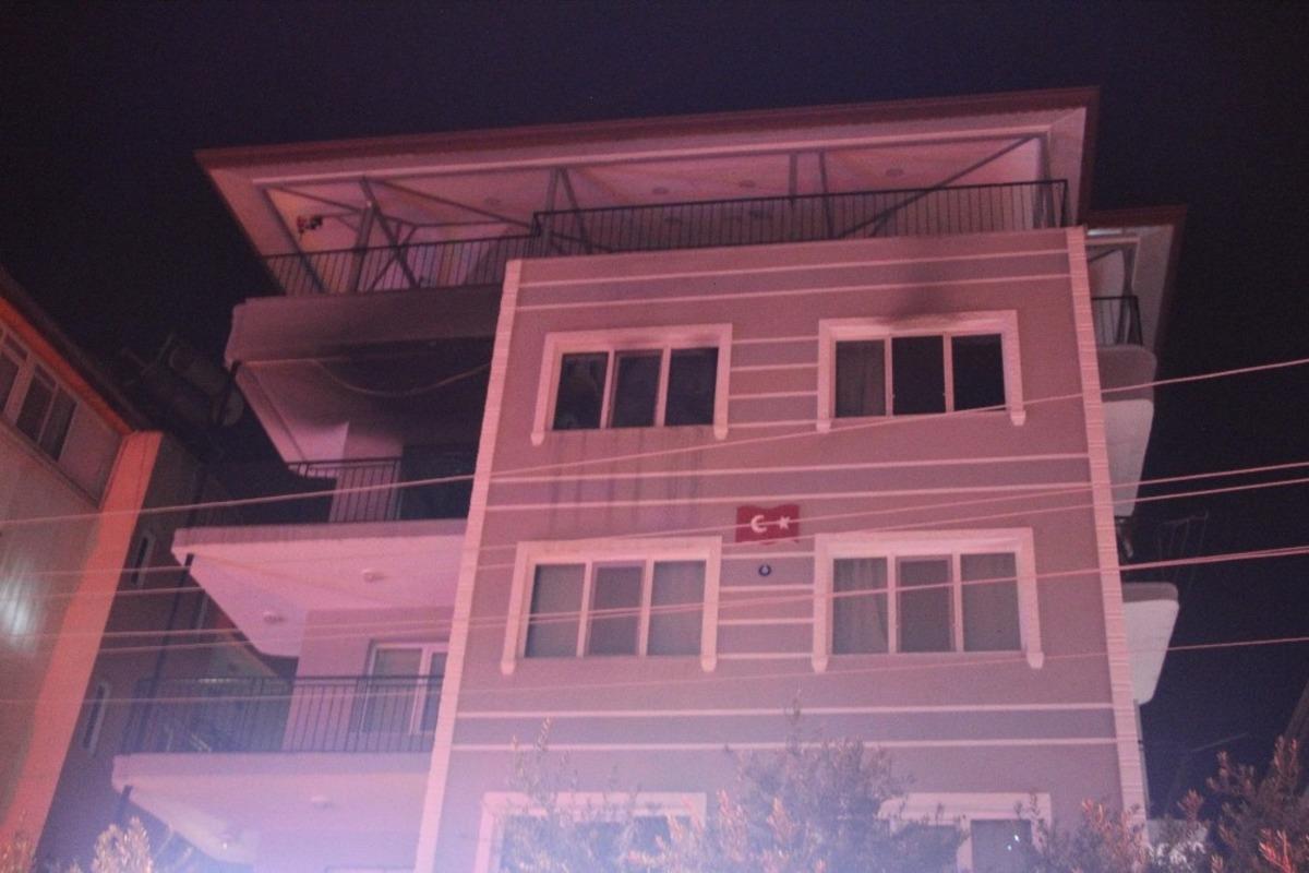 Yangına uykuda yakalanarak balkona sığınan aileye komşuları sahip &ccedil;ıktı