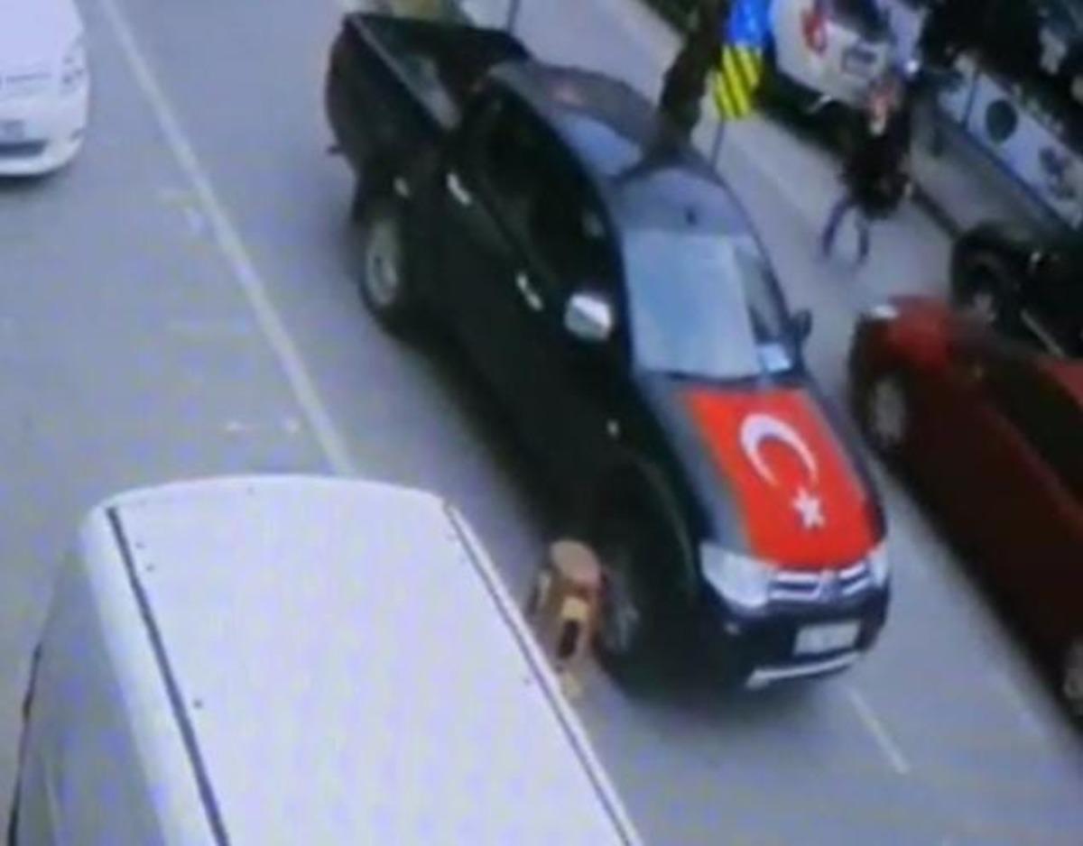 (&Ouml;zel) Yolun karşısına ge&ccedil;meye &ccedil;alışırken b&ouml;yle araba &ccedil;arptı