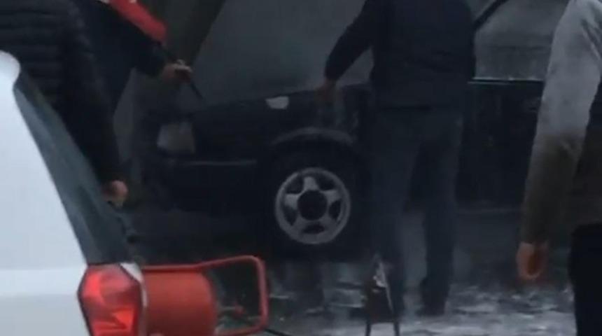 Yıkamaya getirdiği aracı küle döndü