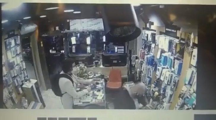 (Özel) İstanbul’da “peruklu hırsız” cep telefonunu çaldı G2