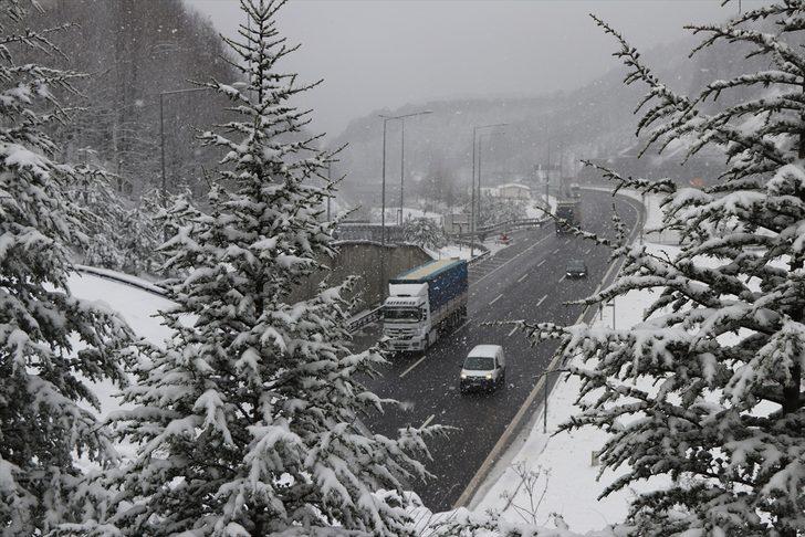 Karayolları ekipleri, Bolu Dağı'nda yoğun kar yağışına karşı teyakkuzda G1