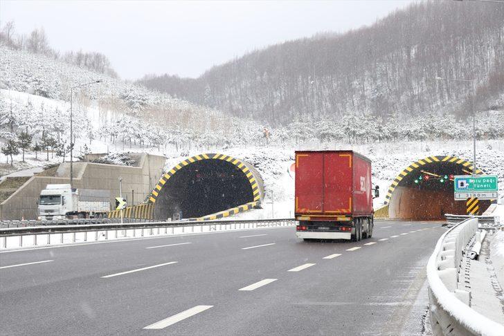 Karayolları ekipleri, Bolu Dağı'nda yoğun kar yağışına karşı teyakkuzda G3