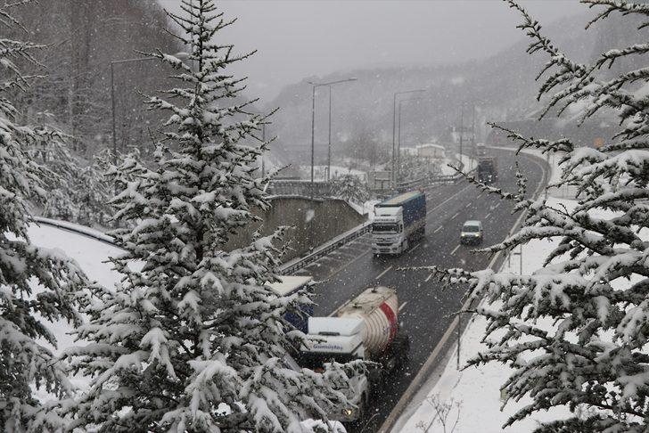 Karayolları ekipleri, Bolu Dağı'nda yoğun kar yağışına karşı teyakkuzda G4