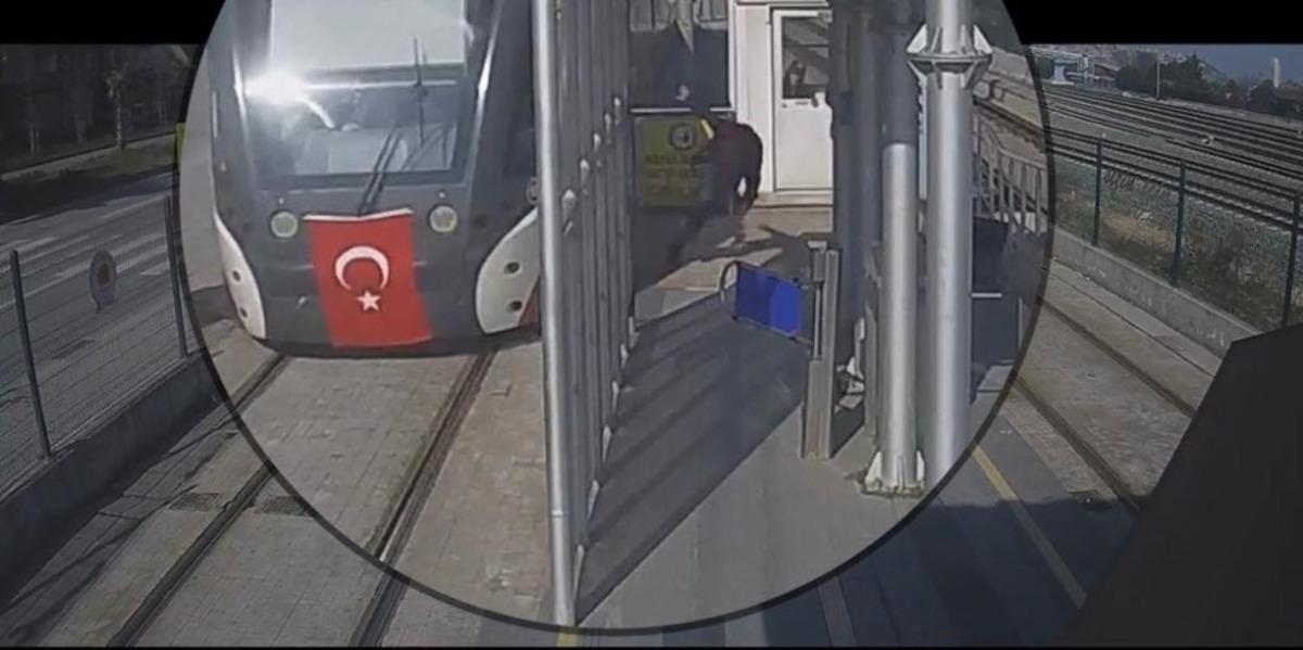 Turnikeye takılan riskli vatandaşlar ve tramvay kazaları kamerada