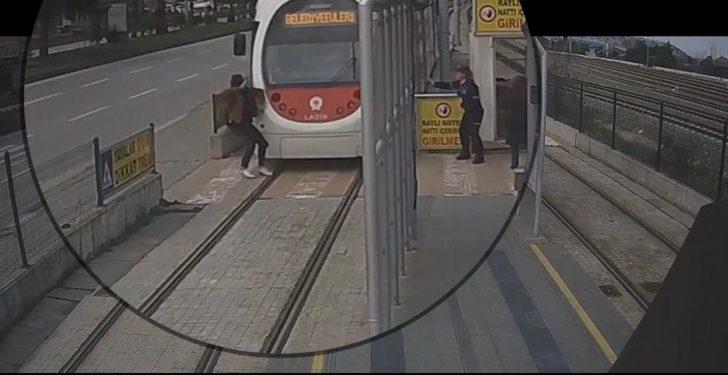 Turnikeye takılan riskli vatandaşlar ve tramvay kazaları kamerada G2