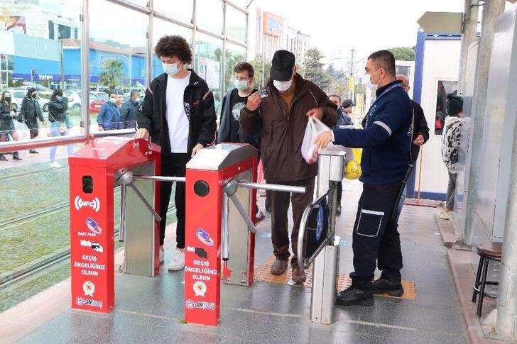 Turnikeye takılan riskli vatandaşlar ve tramvay kazaları kamerada G5