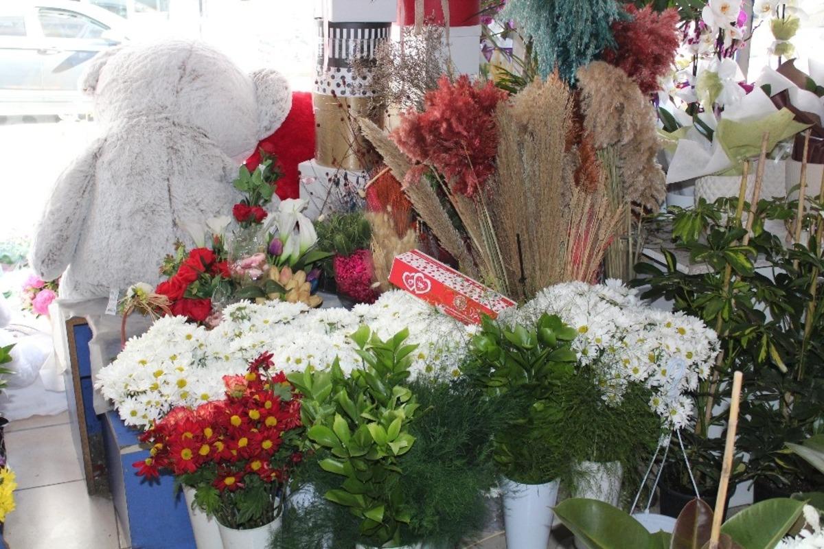 Korona vir&uuml;s &ccedil;i&ccedil;ek&ccedil;ileri soldurdu