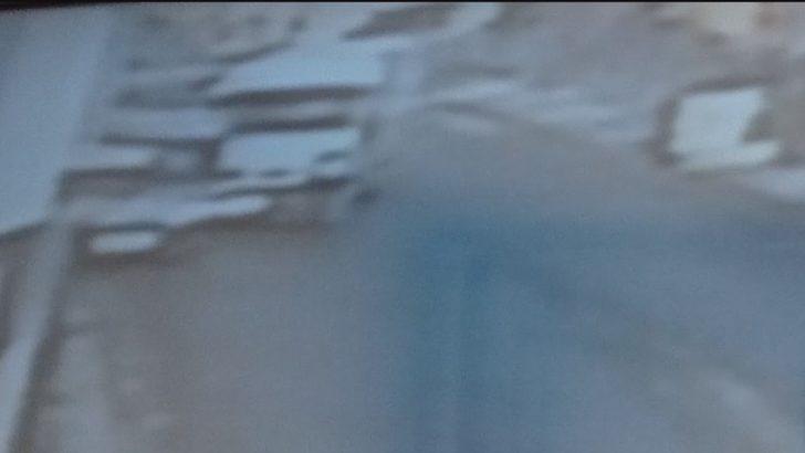 Soğuktan donmasın diye el frenini çekmediği minibüs 2 araca çarptı G1