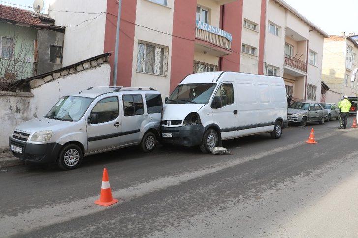 Soğuktan donmasın diye el frenini çekmediği minibüs 2 araca çarptı G2