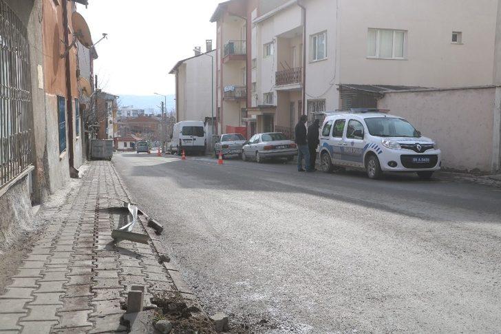Soğuktan donmasın diye el frenini çekmediği minibüs 2 araca çarptı G3