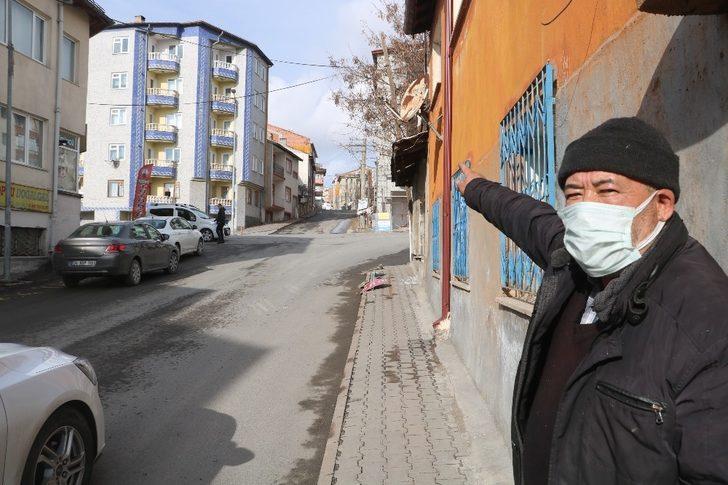 Soğuktan donmasın diye el frenini çekmediği minibüs 2 araca çarptı G4