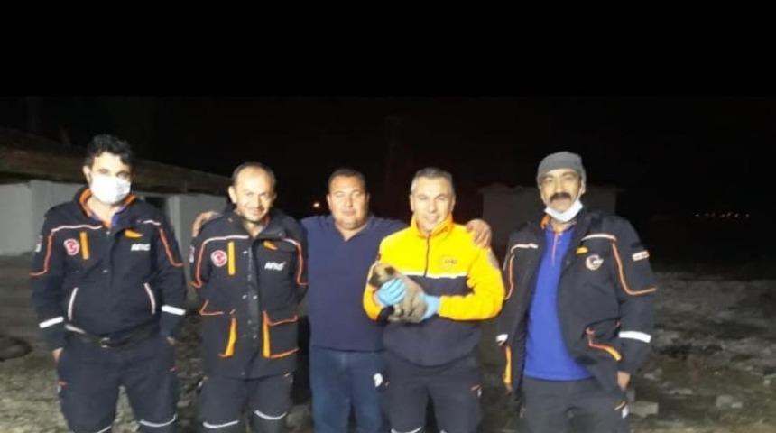 15 metre derinliğindeki su kuyusuna düşen yavru köpeği AFAD kurtardı