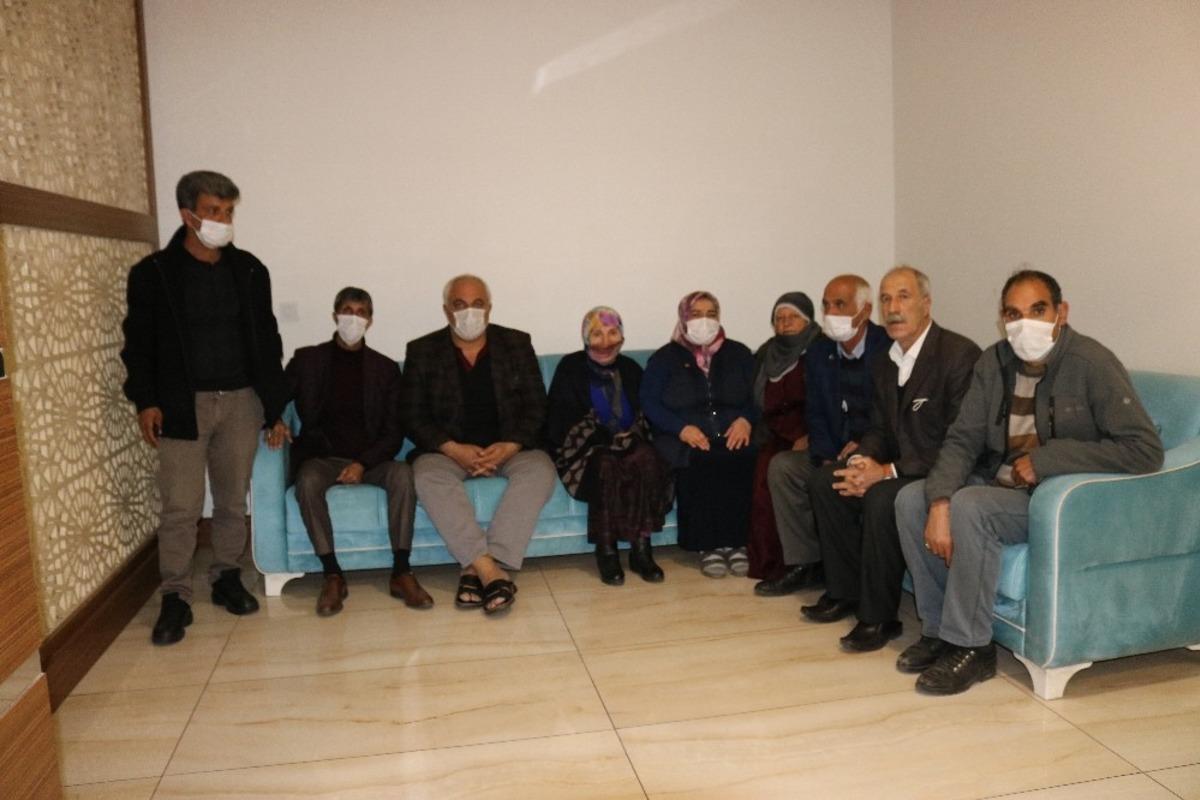 Kısıtlamaya rağmen aileler, evlat n&ouml;betine kararlılıkla devam ediyor