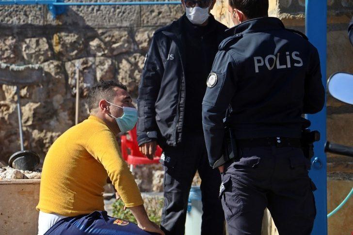 Ceza yiyeceğini düşünüp ağlayan kuryeye polis şefkati G3