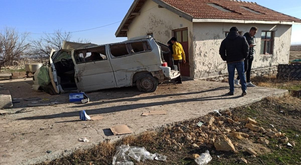 Aksaray&rsquo;da kontrolden &ccedil;ıkan minib&uuml;s direğe sonra duvara &ccedil;arptı: 6 yaralı