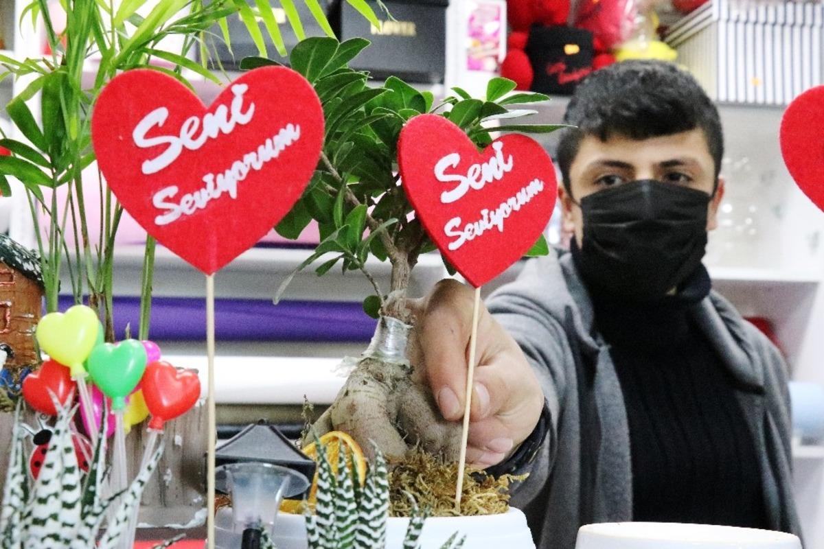 &Ccedil;i&ccedil;ek&ccedil;ilerde sevgililer g&uuml;n&uuml; hareketliliği