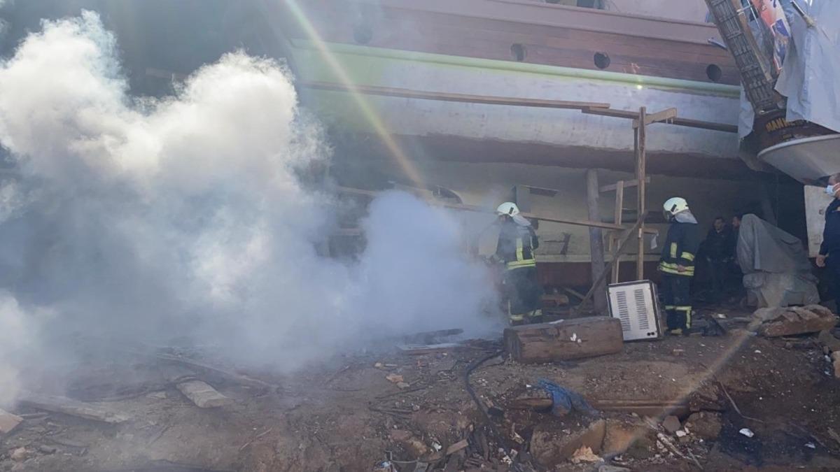 Fethiye Tersanesinde y&uuml;kselen duman, ekipleri alarma ge&ccedil;irdi