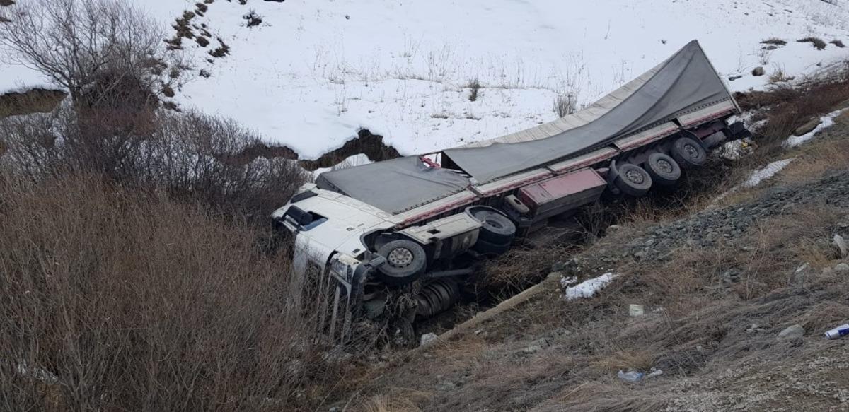 S&uuml;r&uuml;c&uuml; uyudu, tır dereye u&ccedil;tu