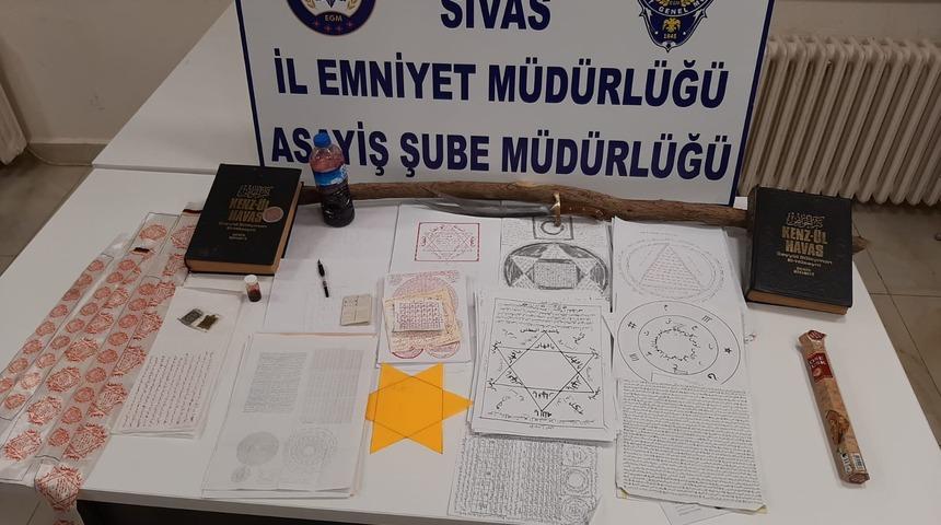 Büyücüler ölümle tehdit edip para istedi