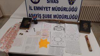 Büyücüler ölümle tehdit edip para istedi